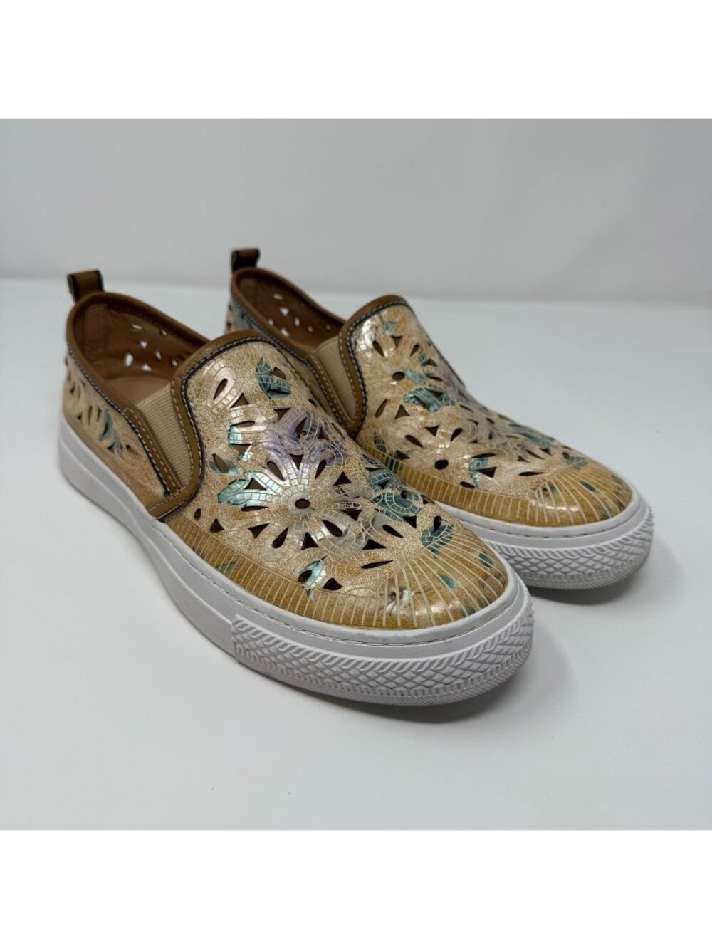 L'Artiste by Spring Step Denofeden Slip On Sneakers Gold Multi Cut Out EUC 41 Wo